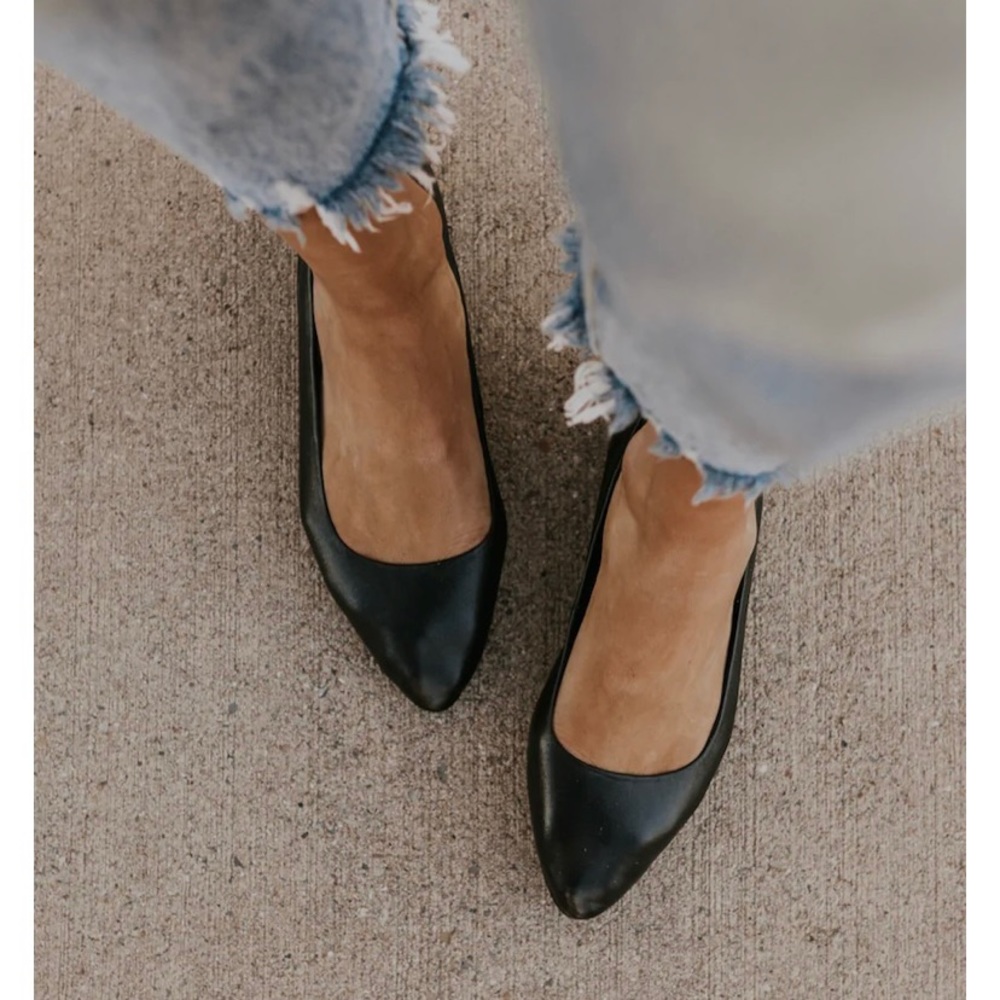 Women’s Roolee Regyana Flats, Size 39 (US 8), Black